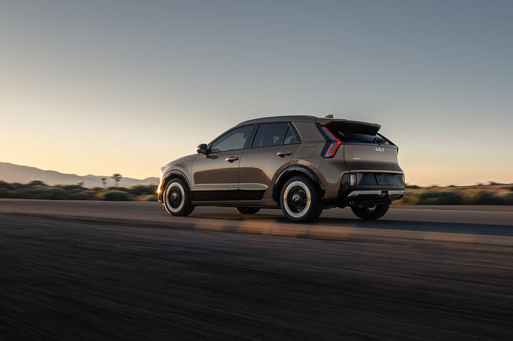 24869_2027_Niro