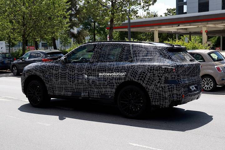 imgi_53_new-2027-bmw-x5-spy-photos-reveal-new-panoramic-display_15