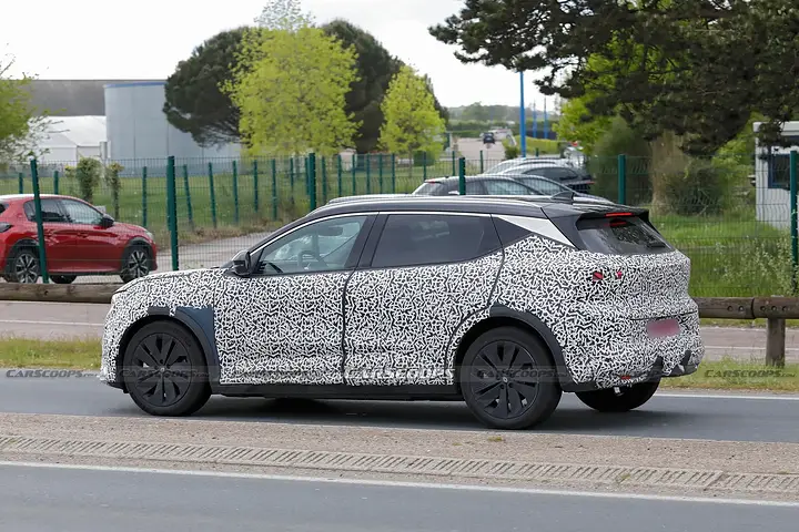 Renault-Scenic-E-Tech-Spy-Shots-EV-7