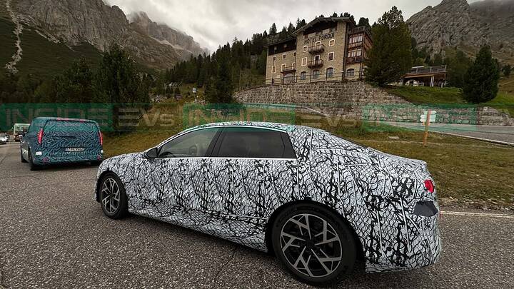 imgi_17_mercedes-c-class-with-eq-technology-spy-shots