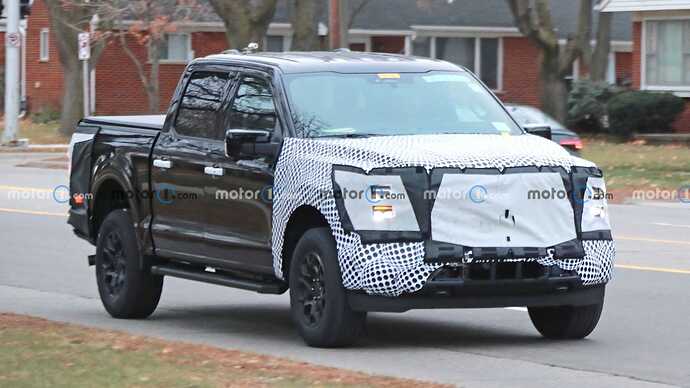 2024-ford-f-150-lariat-front-view-spy-photo (2)