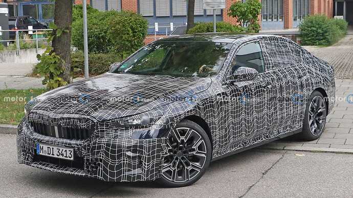 2024-bmw-5-series-front-view-spy-photo (11)