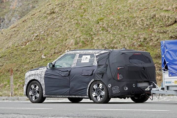 2027-kia-seltos-shows-tasman-inspired-grille-in-latest-spy-photos-thumbnail_8