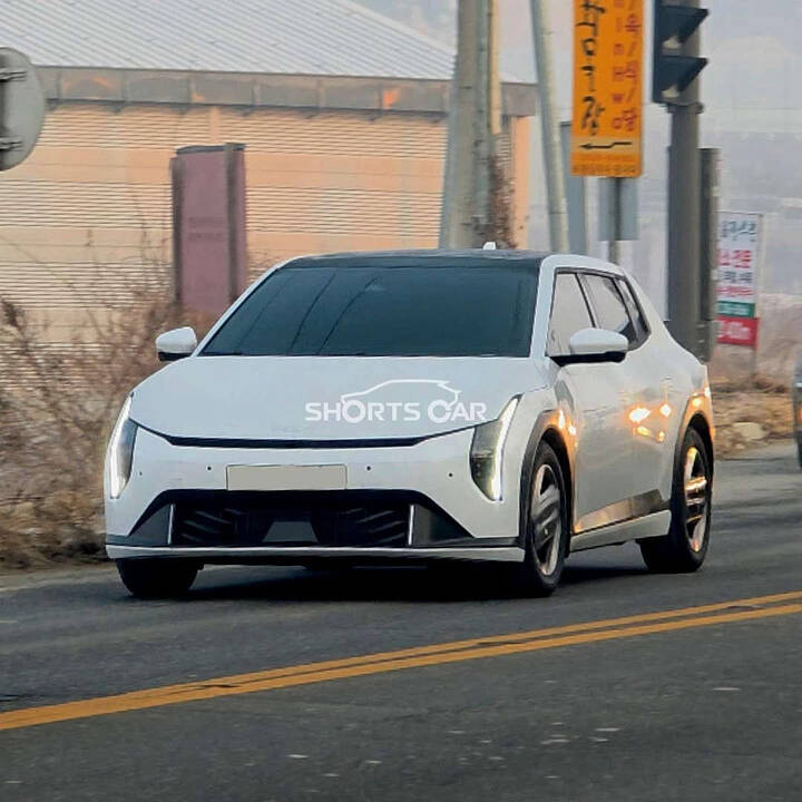 kia-ev4-hatchback-in-the-wild-4