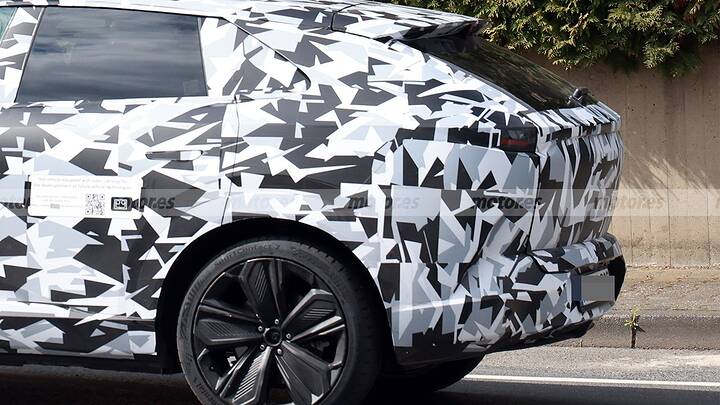 Following the Mazda6e comes a new SUV, the electric Mazda CX-6e has been spotted in Europe 16