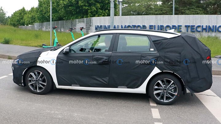 hyundai-i30-wagon-side-view-facelift-spy-photo (6)