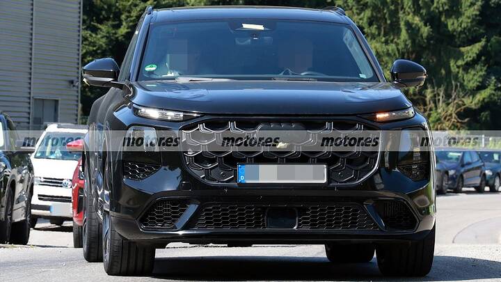 The new 2026 Audi SQ7 shows off its new camouflage in these spy photos, its debut is getting closer.