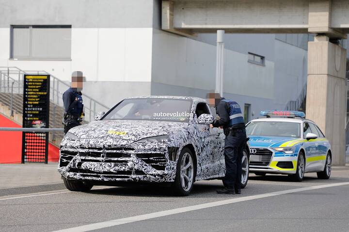 spy-photos-german-police-pulls-over-2025-lamborghini-urus-phev-at-the-nurburgring_1