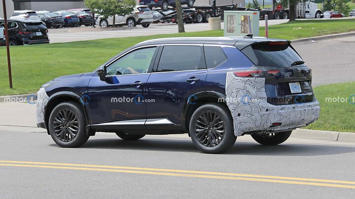 2024-nissan-rogue-side-view-spy-photo (4)