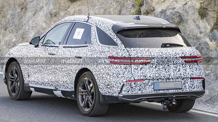 2027 Genesis GV70 Hybrid Spied_newcarscoops_208-1788456651_10