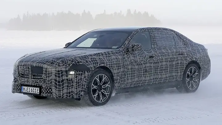 BMW 7-Series Facelift - front angled_hs2ztf