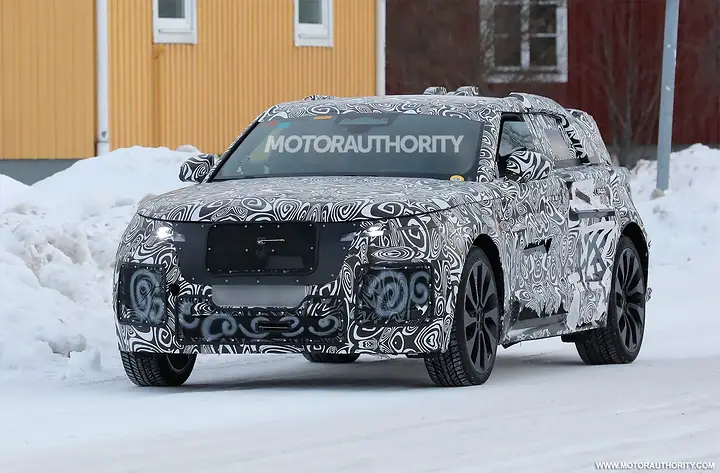 2026-range-rover-velar-successor-spy-shots--photo-via-baldauf_100956288_h