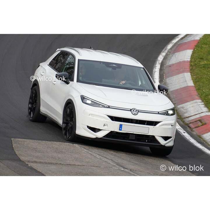 2027 Volkswagen T-Roc R spotted newcarscoops-aa3ff087-ebfc-46d6-8680-a0cf85cb9a65