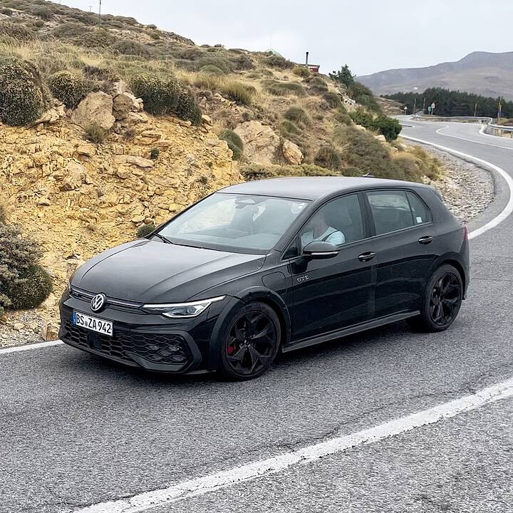 Pillada la primera mula de pruebas del próximo @vw_es Golf 9!! Los primeros test sobre la carroc (1)