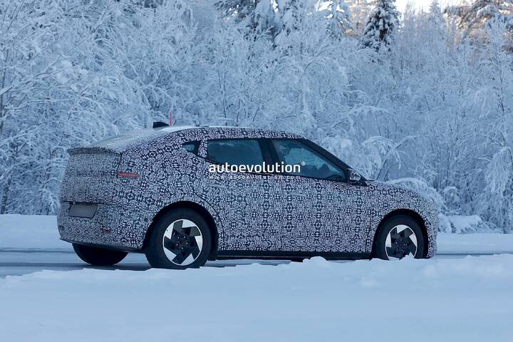 imgi_83_hyundai-ioniq-3-prototype-caught-charging-in-the-cold-shows-mild-manners_6