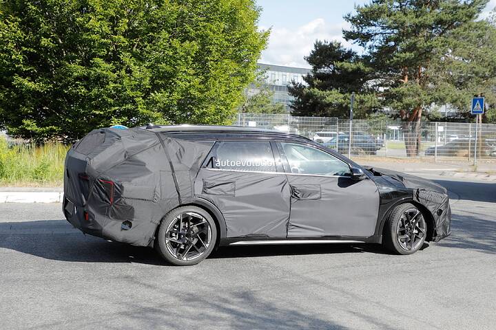 first-ever-kia-k4-wagon-spied-as-the-proceed-s-replacement_23