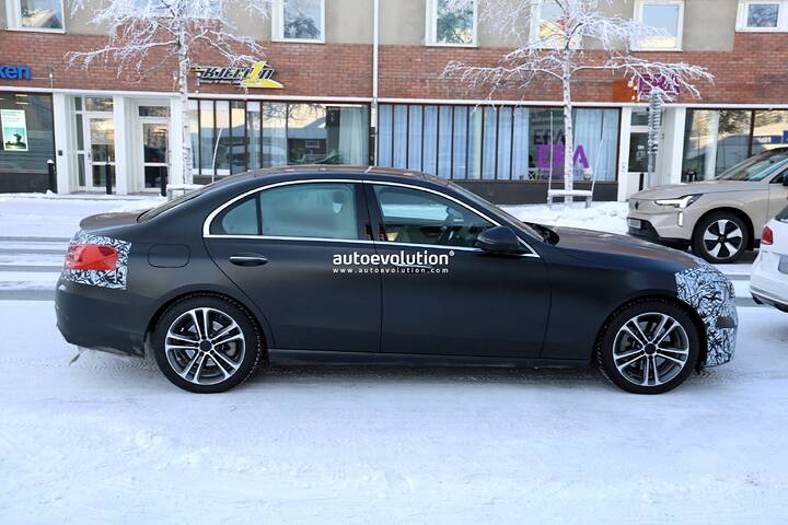 spy-photos-2027-mercedes-benz-c-class-facelift-reverses-all-touch-steering-wheel-trend_6