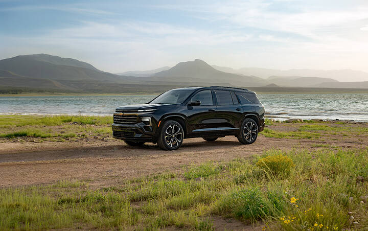 2027-Chevrolet-Traverse-High-Country-Front-3-4-in-Mosaic-Black-Metallic