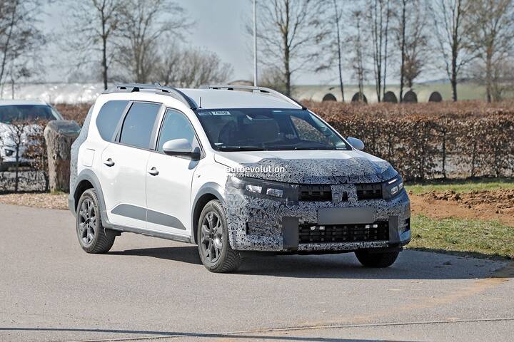 2026-dacia-jogger-facelift-spied-bigster-like-front-makeover_11