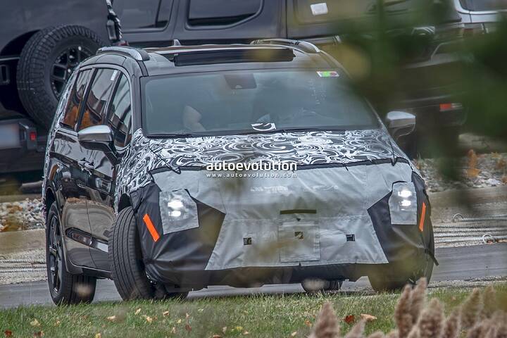 imgi_37_2027-chrysler-pacifica-spotted-with-halcyon-cues-to-capitalize-on-the-minivan-resurgence_1