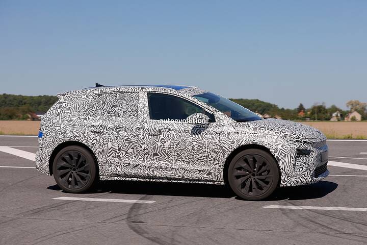 2024-skoda-elroq-spied-as-electric-successor-to-the-karoq-compact-crossover_13