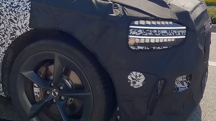 2025 Genesis GV70 Sport Facelift Spotted during testing  제네시스 GV70 1-3 screenshot