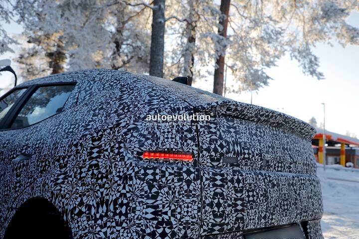 imgi_104_hyundai-ioniq-3-prototype-caught-charging-in-the-cold-shows-mild-manners_27