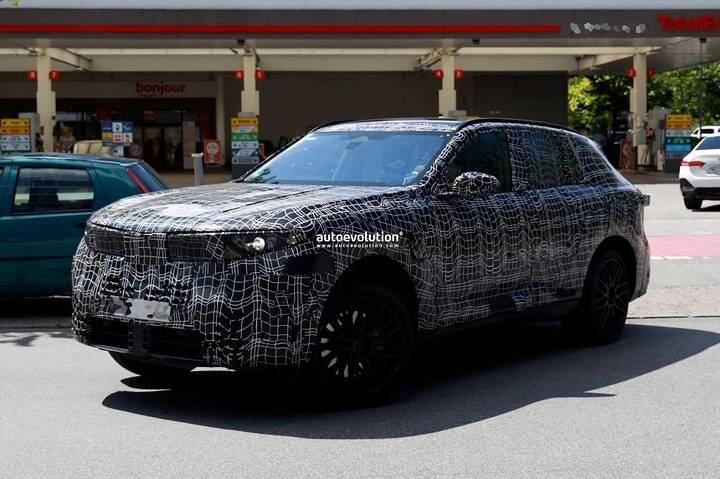 imgi_21_new-2027-bmw-x5-spy-photos-reveal-new-panoramic-display-thumbnail_11