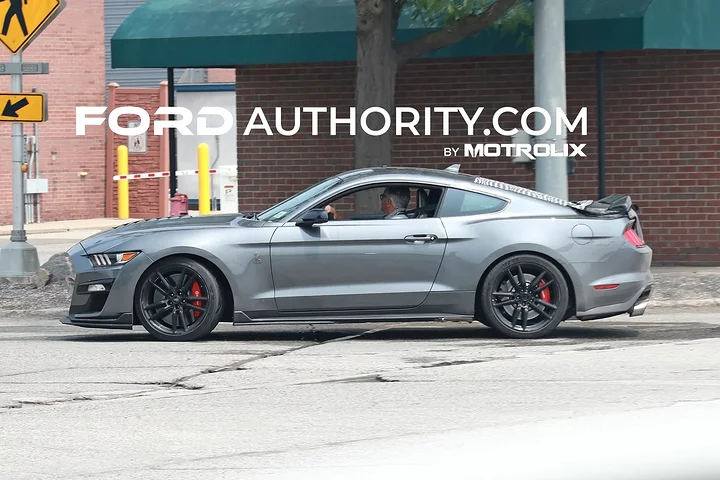 Ford-Mustang-Shelby-GT500-Prototype-Spy-Shots-Potential-S650-GT500-Mule-July-2023-Exterior-005