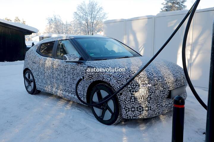 imgi_89_hyundai-ioniq-3-prototype-caught-charging-in-the-cold-shows-mild-manners_12
