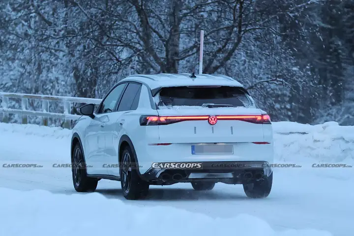 2027-VW-T-Roc-R-spy-shots-00019-1-1536x1024