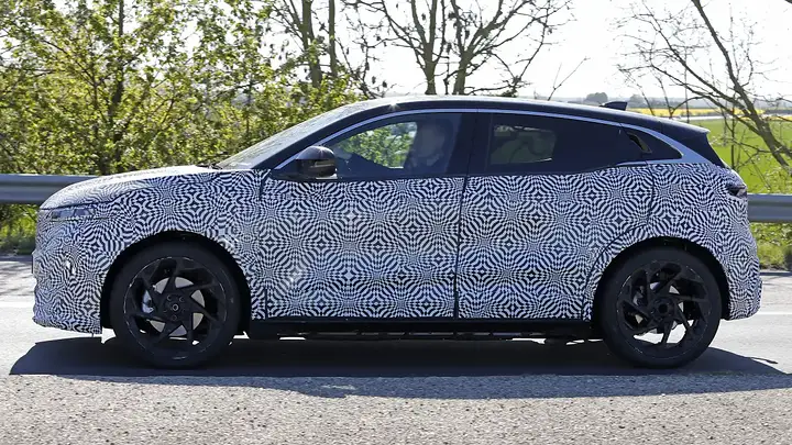 Renault Megane E-Tech Facelift - side profile_newcarscoops__fg85mq