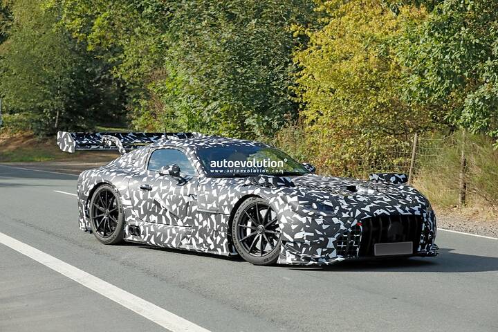 spy-photos-2027-mercedes-amg-gt-black-series-looks-more-production-ready-than-ever-before-275628_1
