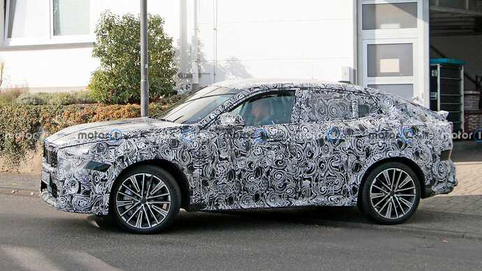 2024-bmw-x2-m35i-side-view-spy-photo (3)