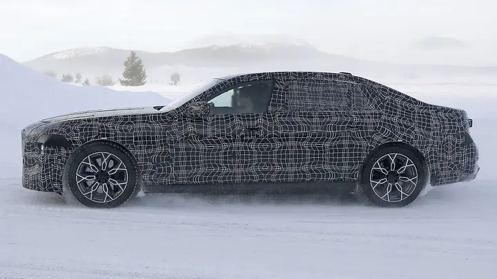 BMW 7-Series Facelift - side profile_qrib9c