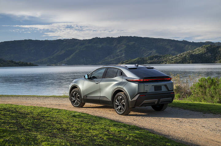 2026_Toyota_C-HR_SE_Overcast_004_NR