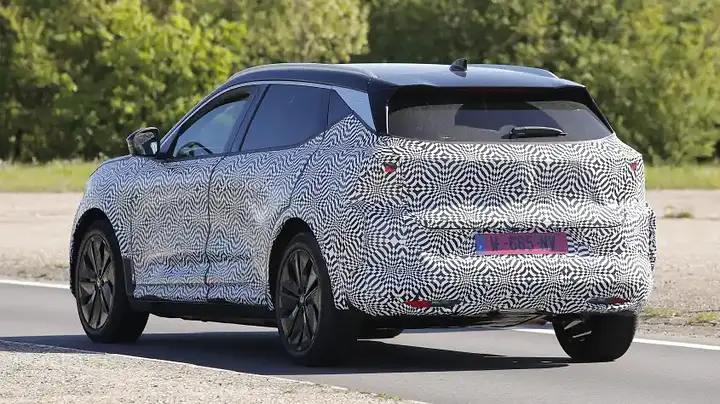 Renault Scenic facelift spy shots-3