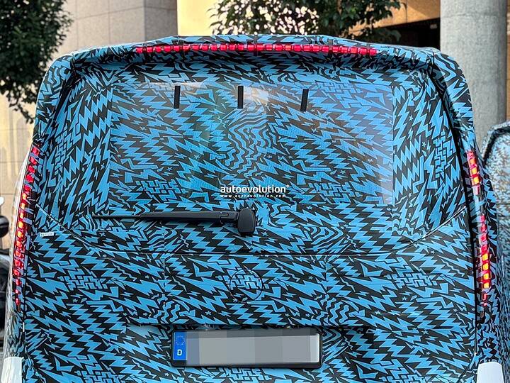 imgi_46_2027-mercedes-benz-vle-full-electric-passenger-van-spied-flaunting-rear-wheel-steering_10
