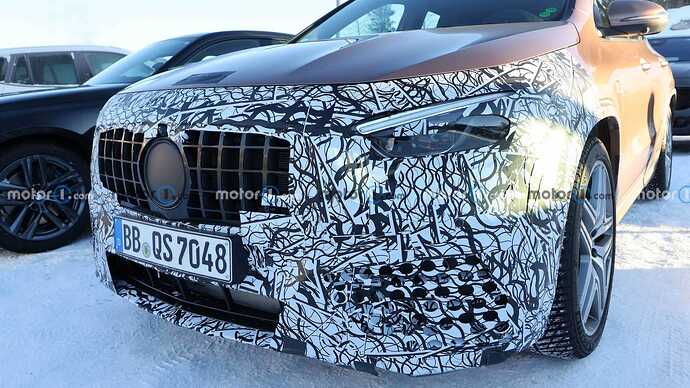 mercedes-amg-gla45-facelift-up-close-spy-photos (6)