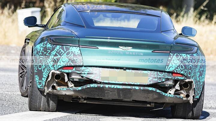 Cazado el próximo DB12 AMR en pruebas, esta mula de Aston Martin deja claro que habrá más de 700 CV 17