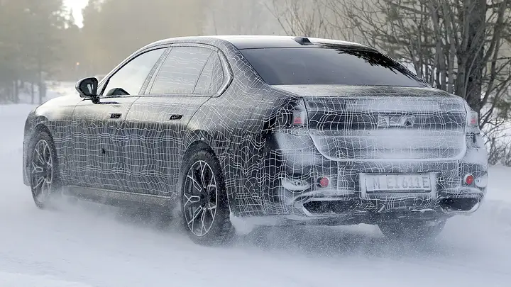 BMW 7-Series Facelift - rear 3_4_ujzkhy