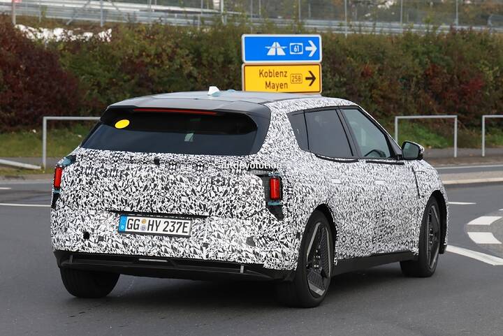 2025-kia-ev4-hatchback-sheds-camo-as-it-starts-high-speed-testing-on-the-nurburgring_14