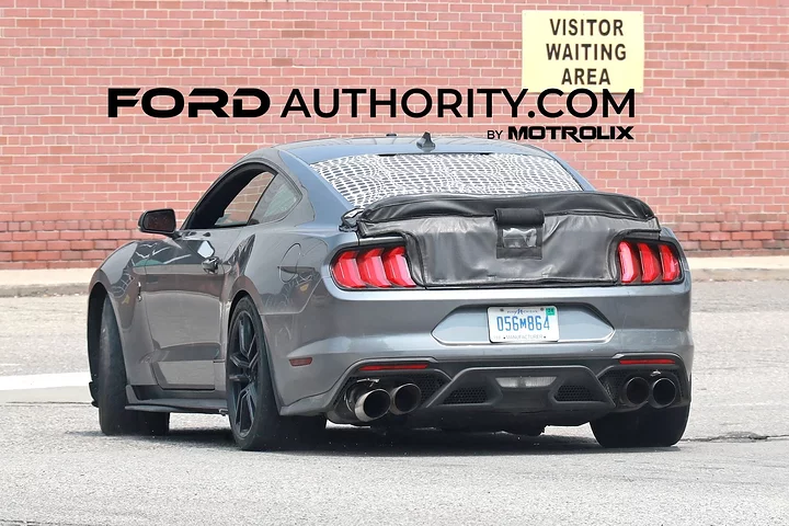 Ford-Mustang-Shelby-GT500-Prototype-Spy-Shots-Potential-S650-GT500-Mule-July-2023-Exterior-009