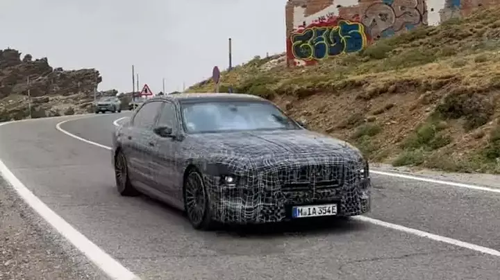 bmw-7-series-prototype-spy-screenshot
