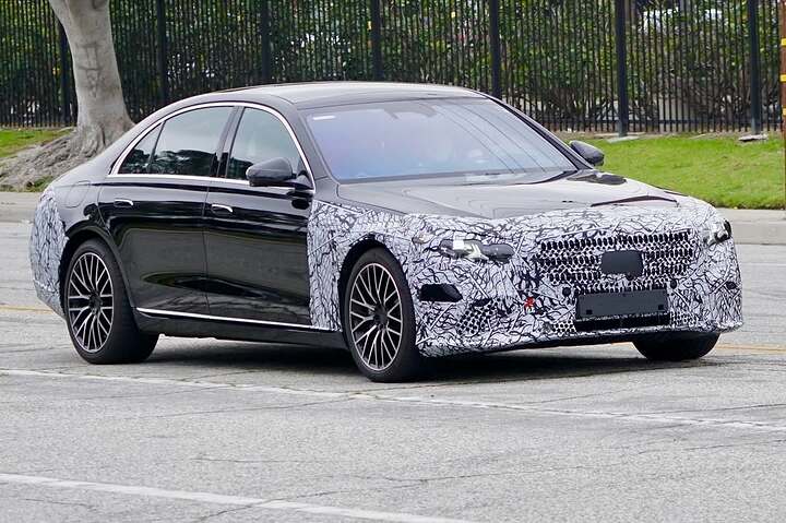 2026 Mercedes S-class Facelift. What do you think about those stars  ️ #2026mercedessclasse #mercedessclassfacelift #spotted #testvehicle #camouflage #spyshots #testing #prototype #spotted #erlkoenig