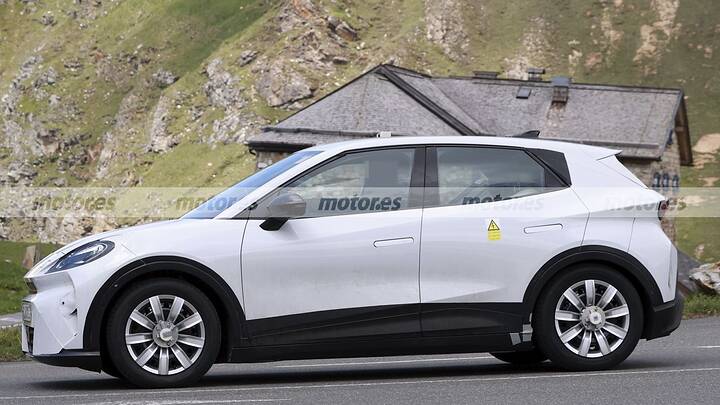El nuevo CUPRA Raval calienta motores en los Alpes, el eléctrico español reaparece y deja ver nuevos detalles 8