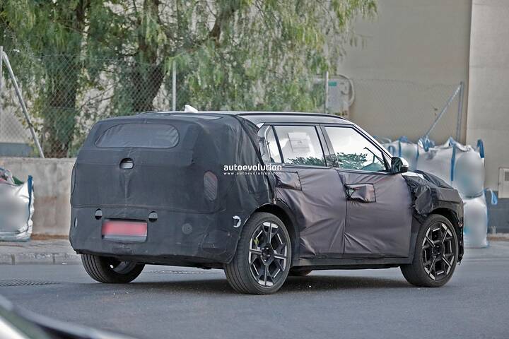 2026-kia-ev3-gt-spied-with-lime-green-brake-calipers_7