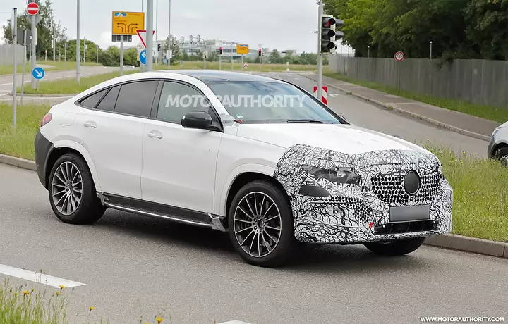 2027-mercedes-benz-gle-class-coupe-facelift-spy-shots--photo-credit-baldauf_100932276_h