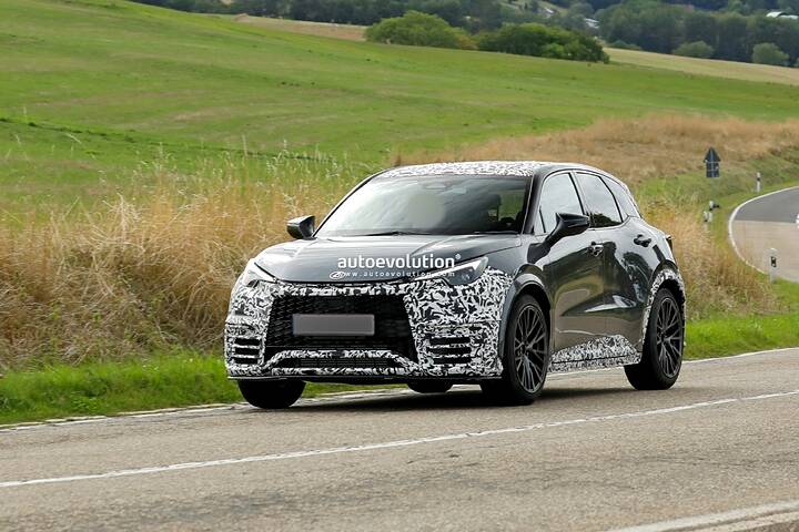 spy-photos-2027-lexus-lbx-morizo-rr-spied-with-minor-updates_6
