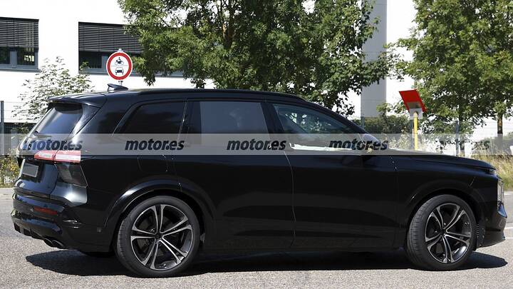 The new 2026 Audi SQ7 shows off its new camouflage in these spy photos, its debut is getting closer.